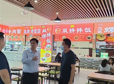 副校長深入食堂檢查指導，護航新生就餐“第一餐”