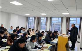 校長(zhǎng)李海軍深入聯(lián)系班級(jí)、宿舍、課堂與學(xué)生談?chuàng)?dāng)、話成長(zhǎng)